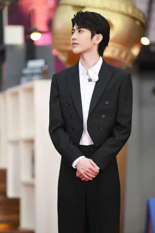 《奔跑吧》蔡徐坤灵活敏捷男子力爆发 分分钟被帅到掉头!