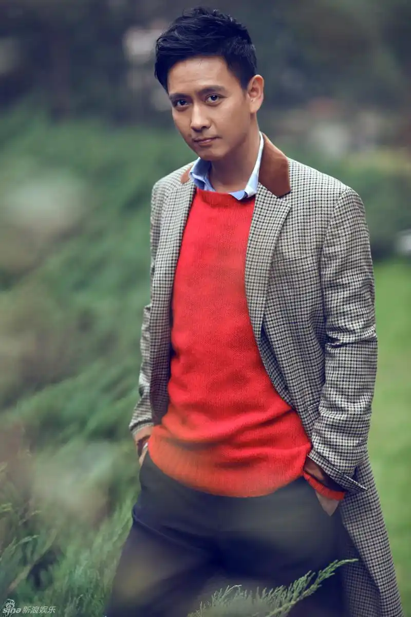 谢君豪曝撞色写真 漫草扶伞演绎从容人生