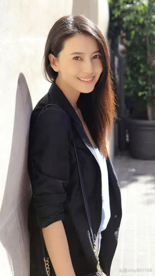 高圆圆晒出游照,容颜惊艳气质典雅,国民女神实在是太美了