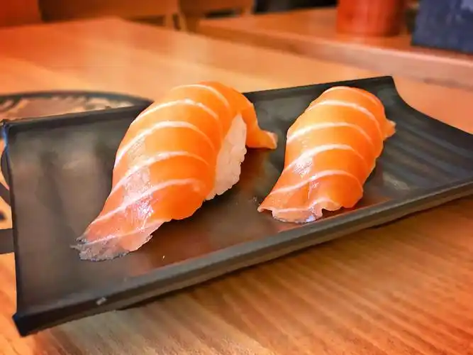 「三文鱼手握」2枚,三文鱼片微甜,米饭热热的配上寿司醋,整体入口口感