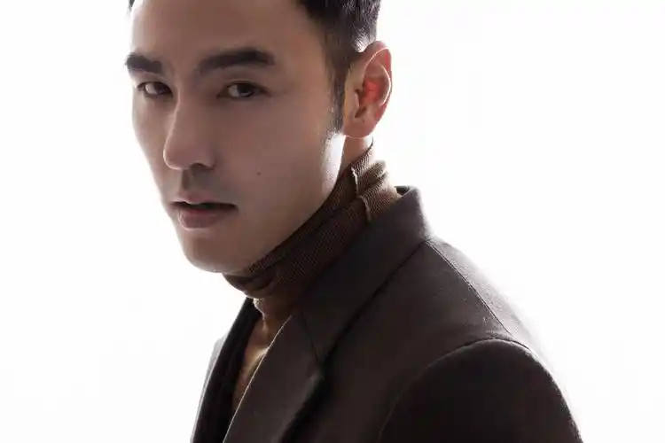 台偶初代男神贺军翔老好快,短发近照年龄感重让人认不出_时期_西装