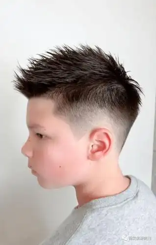 天热小男孩发型这样剪真帅气