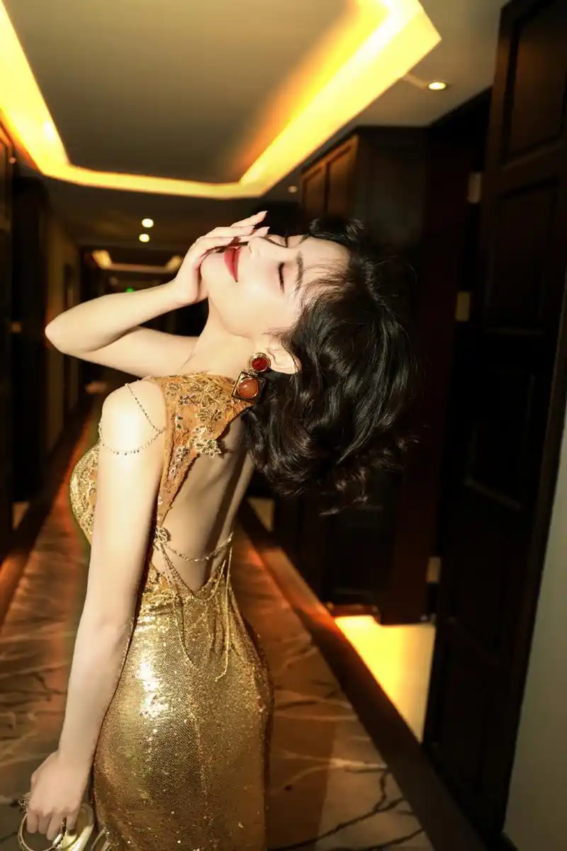 许佳琪这组礼服照,很有点东西,有点富家千金的感觉!