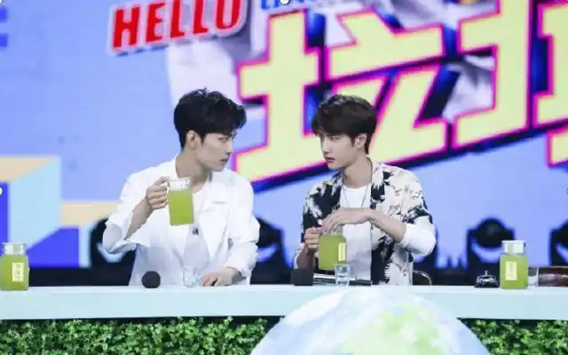 王一博摸手事件王一博肖战摸手视频