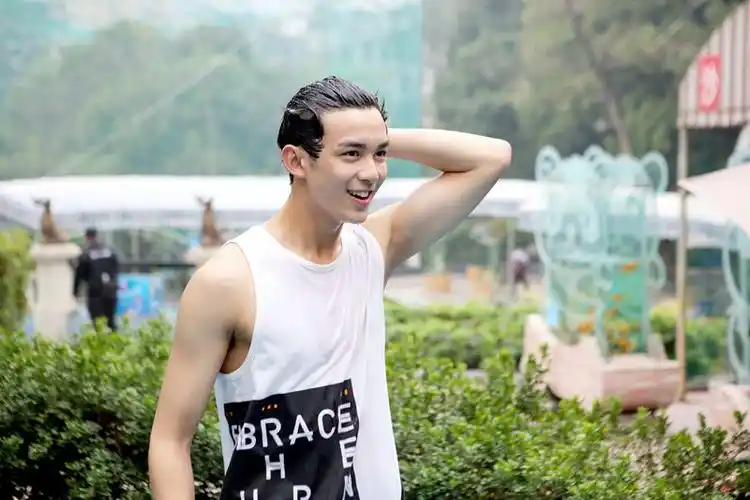 二十四小时吴磊湿发秀肌肉man力十足