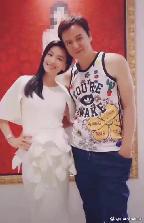 不拍戏的林瑞阳不知是不修边幅,还是觉得白发显得与众不同,每次出席