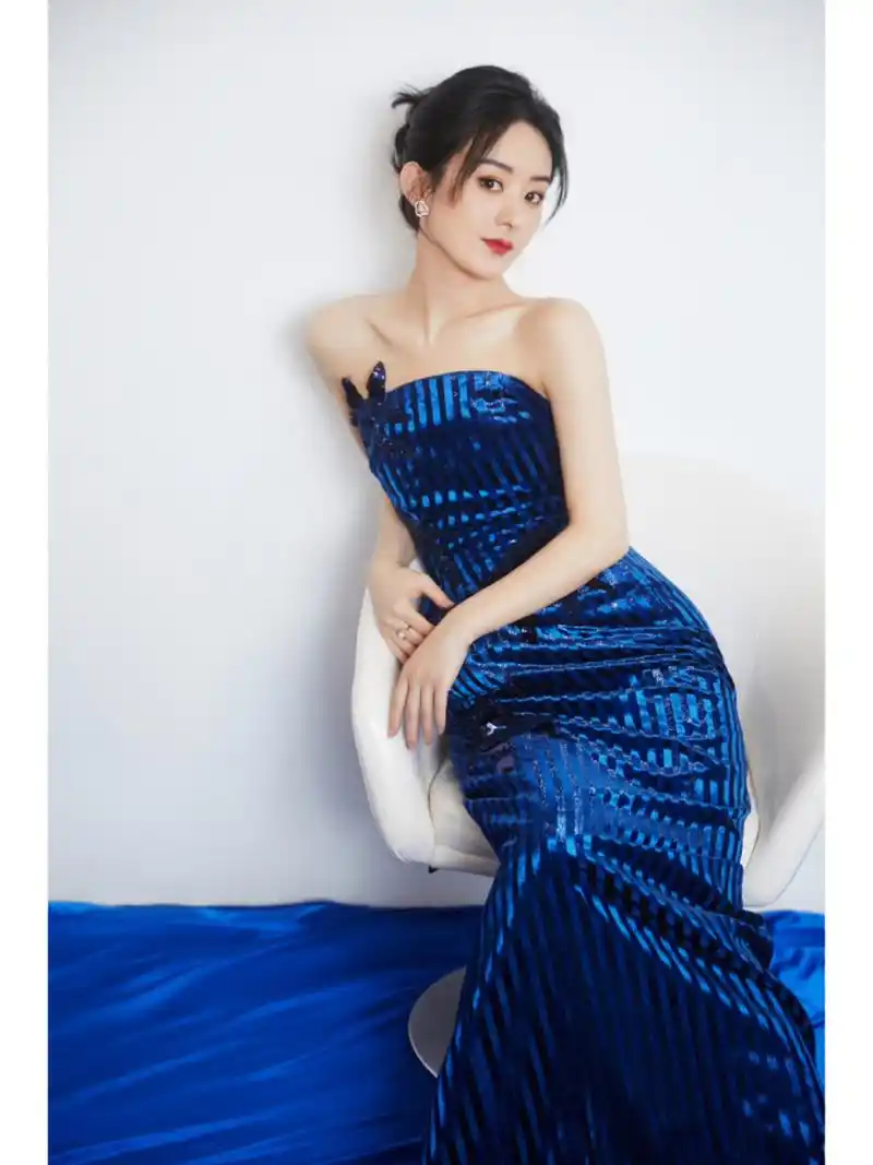 赵丽颖230109直播活动状态图,一袭蓝色竹子装饰条纹丝绒礼服搭配盘发