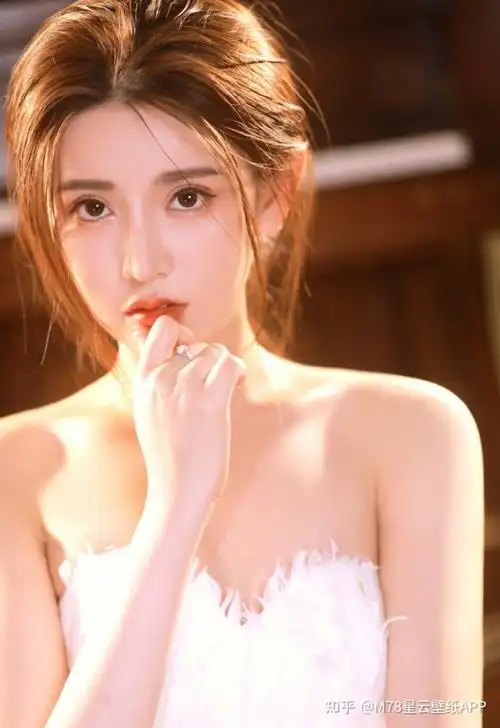 白色轻盈抹胸裙气质出挑性感美女壁纸