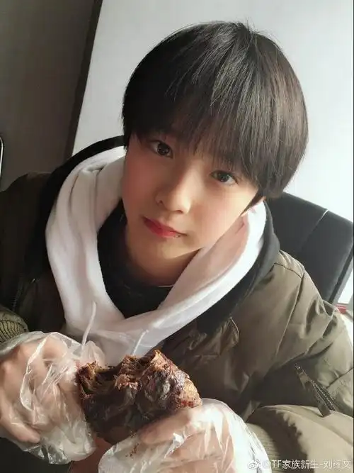 刘耀文 十七炽发利刃开秋霜