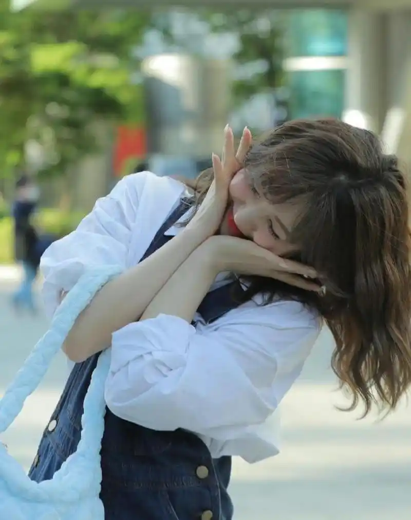 美女治愈系笑容真好看,好可爱啊