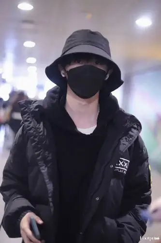 马嘉祺今日机场出发饭拍一则,笑脸贴标设计羽绒棉服内搭连帽卫衣,佩戴