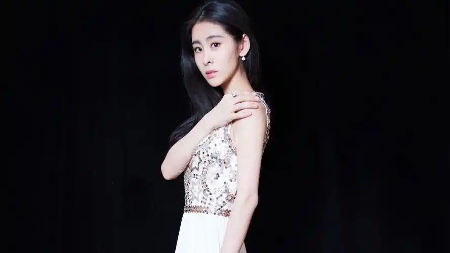 张碧晨明星风尚壁纸2