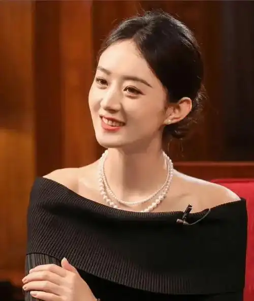 赵丽颖戴珍珠项链,秀优越肩颈线条,温婉又知性