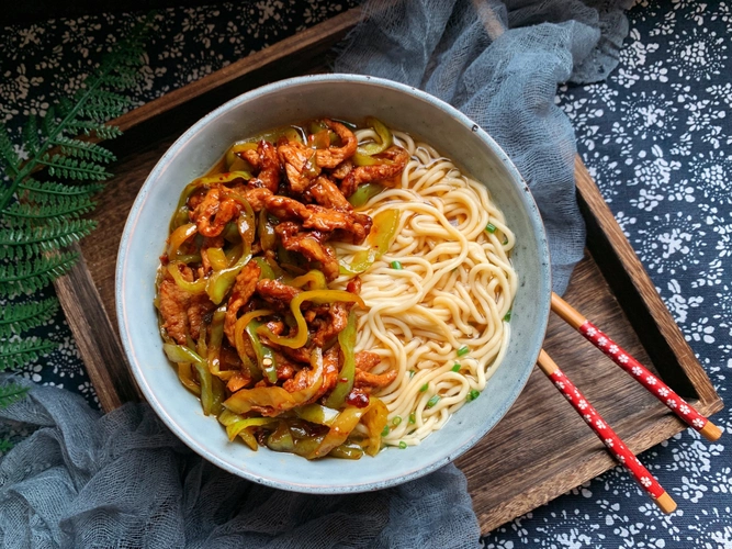 简单美味的青椒肉丝面,爽滑鲜香,好吃到汤汁都不剩|青椒|肉丝面|青椒