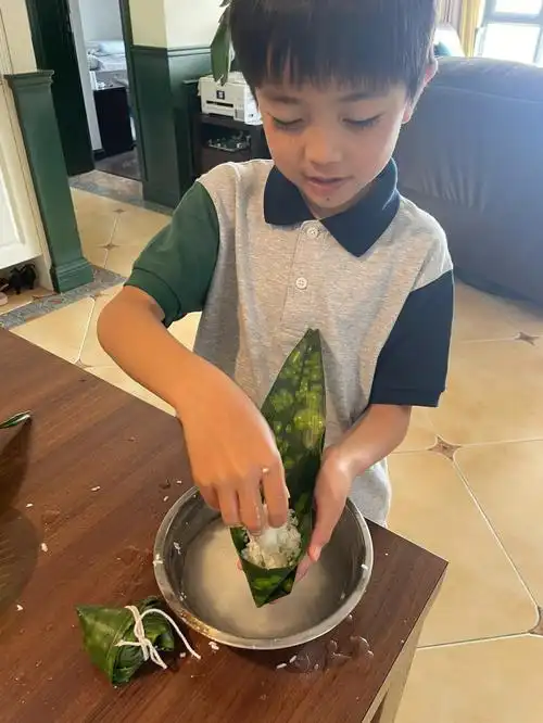 端午节快乐包粽子