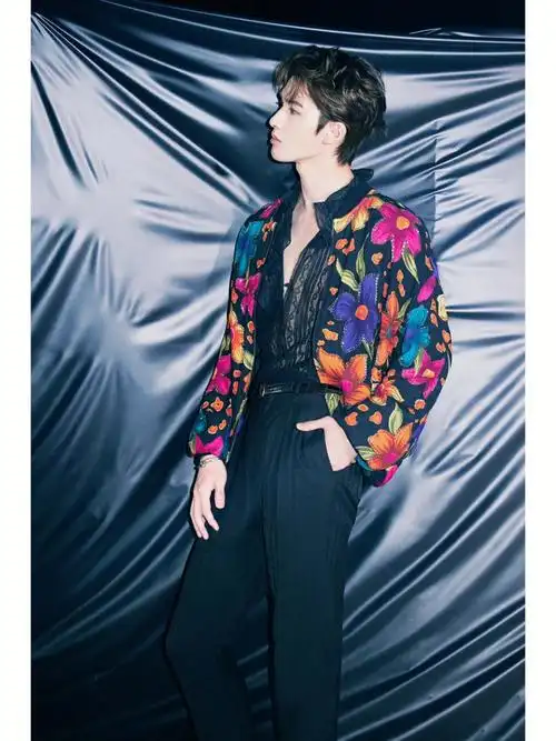 朱正廷身着saintlaurent圣罗兰2022春夏男