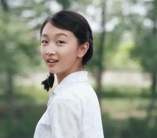 25岁周冬雨路透照, 偷穿大人的裙子, 身旁保安的眼神亮了