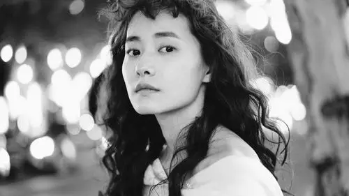 柴碧云oversize风写真曝光 慵懒惬意尽显洒脱本色