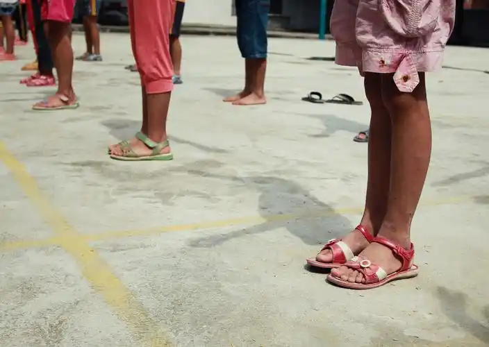 赤脚上课,赤脚跑回家,赤脚倒垃圾,也不过是鸡毛蒜皮的事情,因为他们