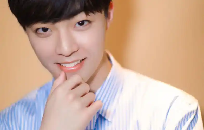 桌面壁纸 明星图片 > 正文  本文 清新帅气陈立农壁纸_清新迷人的