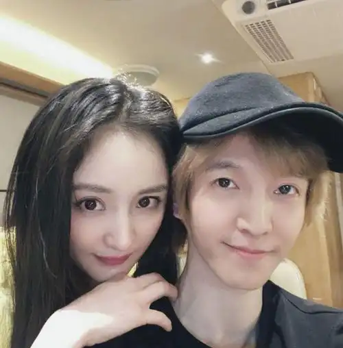 郭敬明探班杨幂画面曝光,勾肩搂腰感情深厚,女方双腿细长抢眼