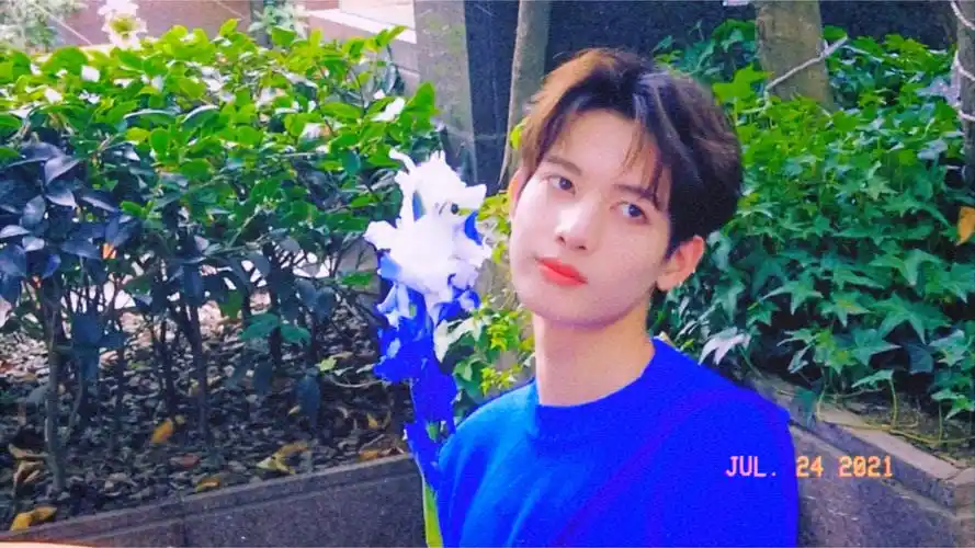 甘望星克莱因蓝妖艳又纯澈的美人