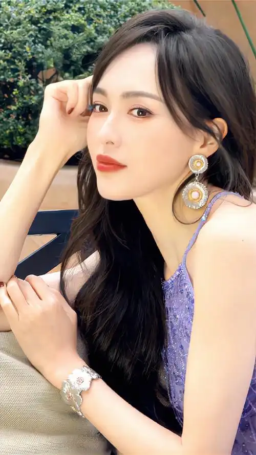 紫|@唐嫣03    #唐嫣紫月光妆#壁纸