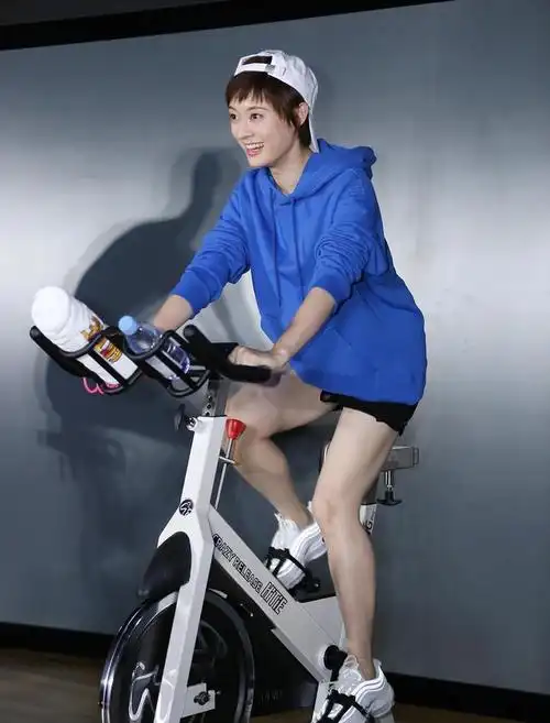 穿着黑色短裤,平时热爱健身的孙俪,腿部线条紧实,肌肉线条明显,可以说