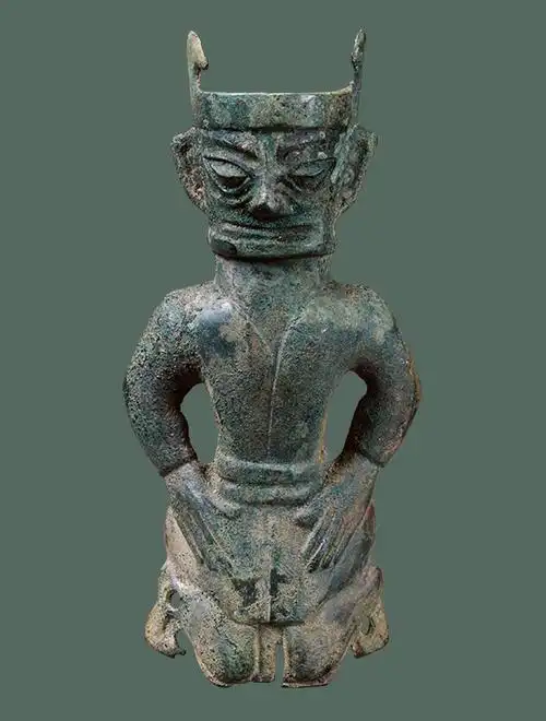 青铜跪坐人像(商代)三星堆博物馆藏.(图片来源:三星堆博物馆官网)