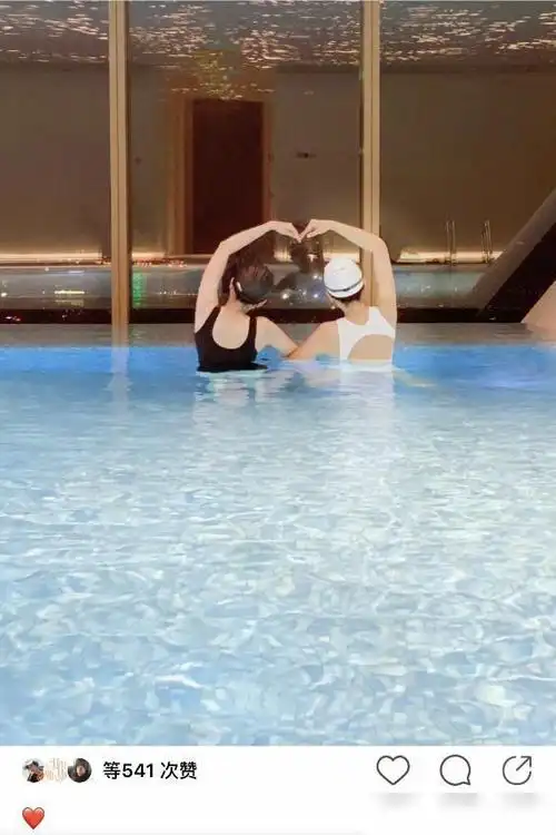 照片中刘涛和妈妈都穿着泳衣,露出纤瘦背影,左边的女士穿着黑色泳衣