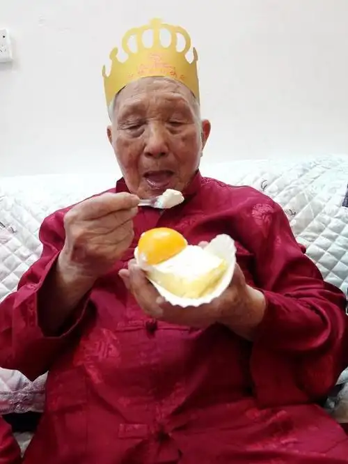 广西河池:四世同堂寿星喜过百岁生日