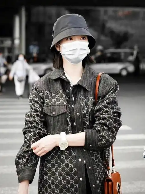 万茜机场造型,一身休闲风搭配,率性时髦