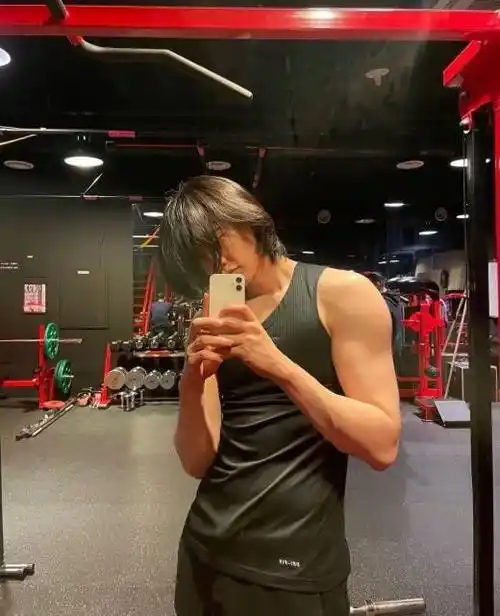 其中一张在健身房拍摄的照片中,李钟硕展示了比以往更加健美的身材