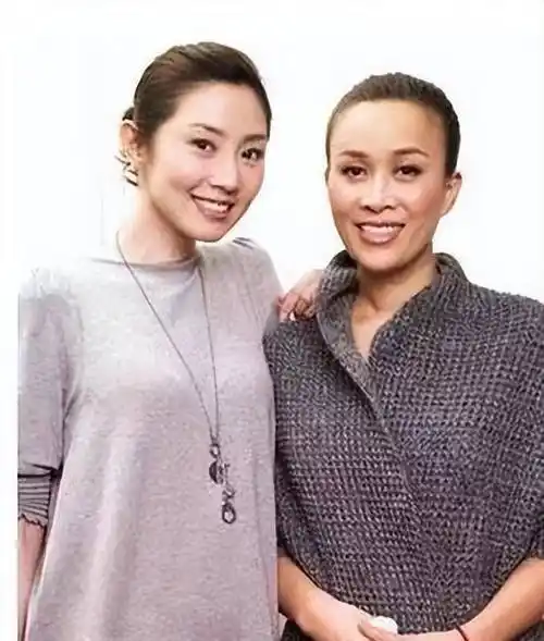 和高峰分开后,带着儿子嫁给孟桐的那英,如今的婚姻过得怎么样?