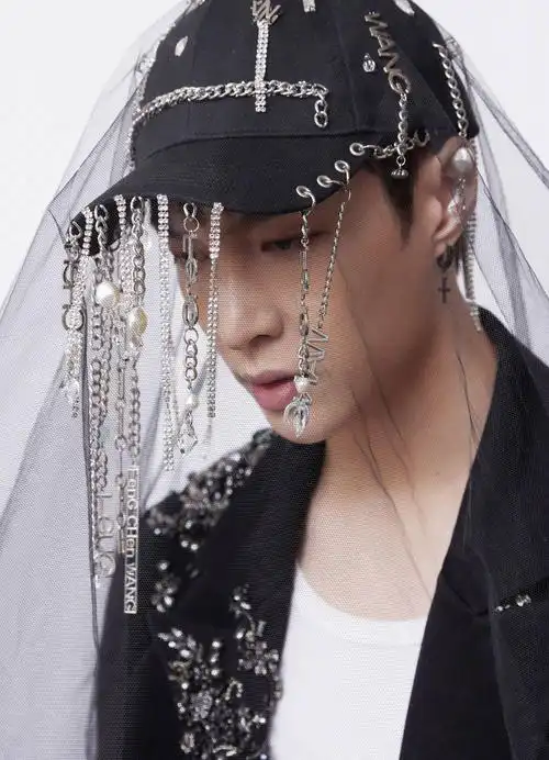 张艺兴戴feng chen wang2023春夏系列帽饰亮相东方卫视跨年晚会