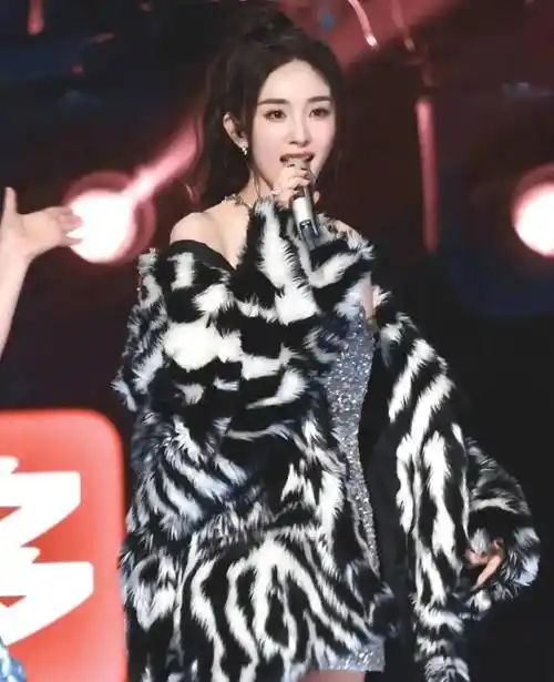 杨幂跨年晚会热舞,险走光,不愧是"少女幂",网友直呼好身材_亮片_短裙