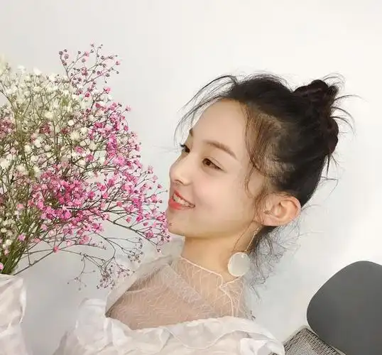 顾语涵v领格子上衣配蓝短裙,减龄又俏皮,梳个哪吒头出奇的可爱