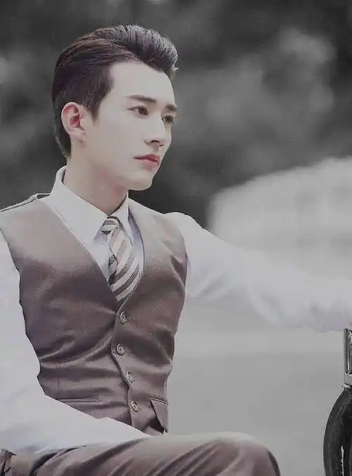 刘学义终于回来了西装配眼镜斯文小败类睫毛假的吧