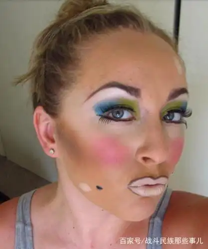 俄罗斯妹子化妆失败是什么样子?比素颜丑多了!