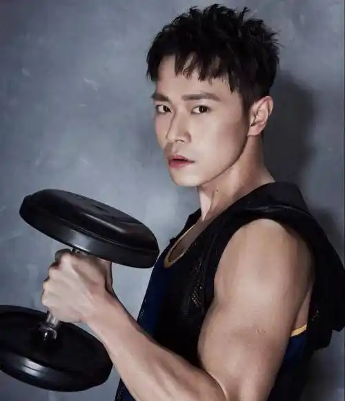 身材好了就会成为行走的衣架子,平时曹骏能轻松驾驭各种穿衣风格,气场