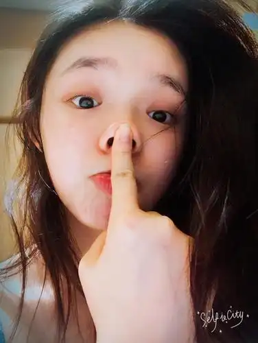 林允肌肤娇嫩歪头甜笑 卖萌搞怪似少女