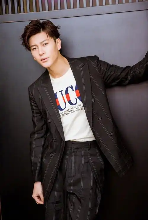 小李晨两套造型帅出天际范冰冰看到都该心动了