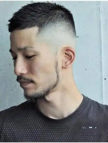 2021男生发型推荐五款两侧短中间长发型让你帅气利落一整年