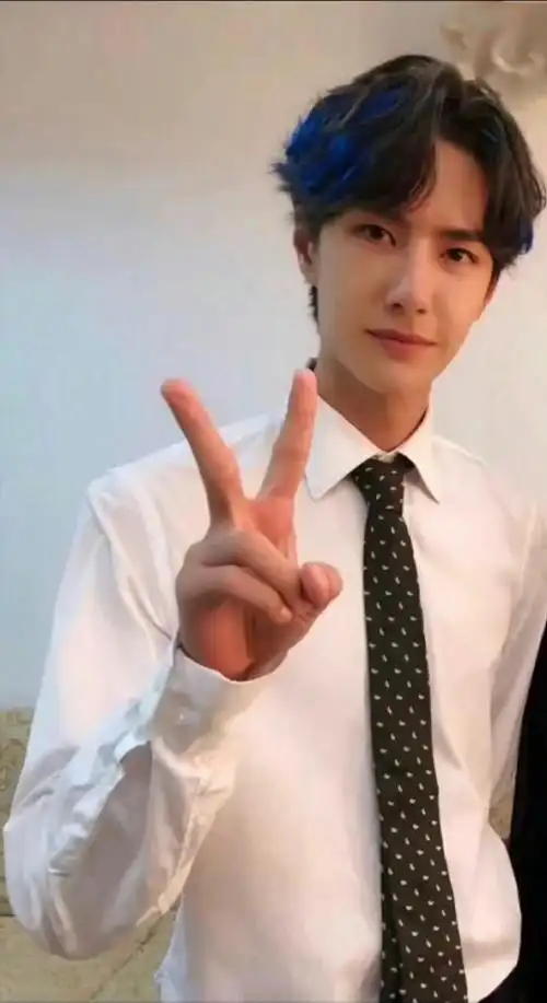 王一博在拍什么#拍照吖 (宝宝从小到大都爱比剪刀手