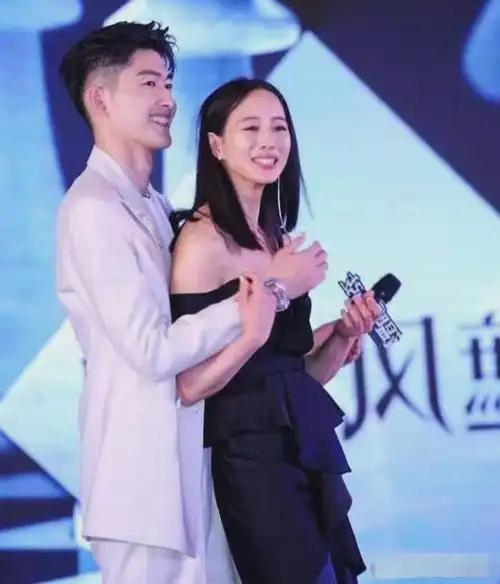 张翰:抱住了张钧甯,她害羞的低下了头,似乎很喜欢的样子