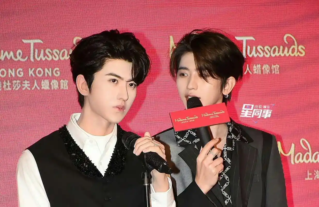 蔡徐坤和他的蜡像,感觉有些角度像陈哲远呢,还是真人更帅,你们觉得呢