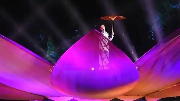 李玉刚一人男女声演唱《莲花》,一唱完台下观众尖叫不断_网易视频