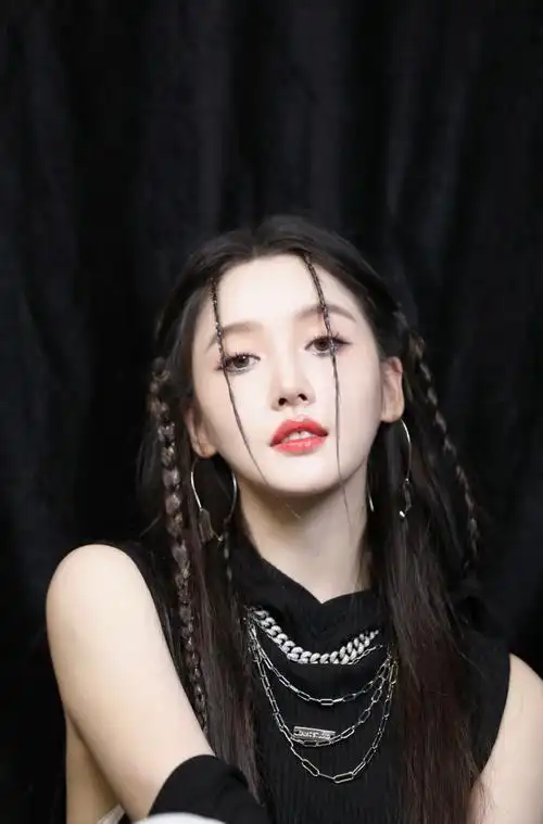 姜贞羽超话9799#羽告成贞#银蓝色金属感妆容搭配亮片细辫儿,酷炫