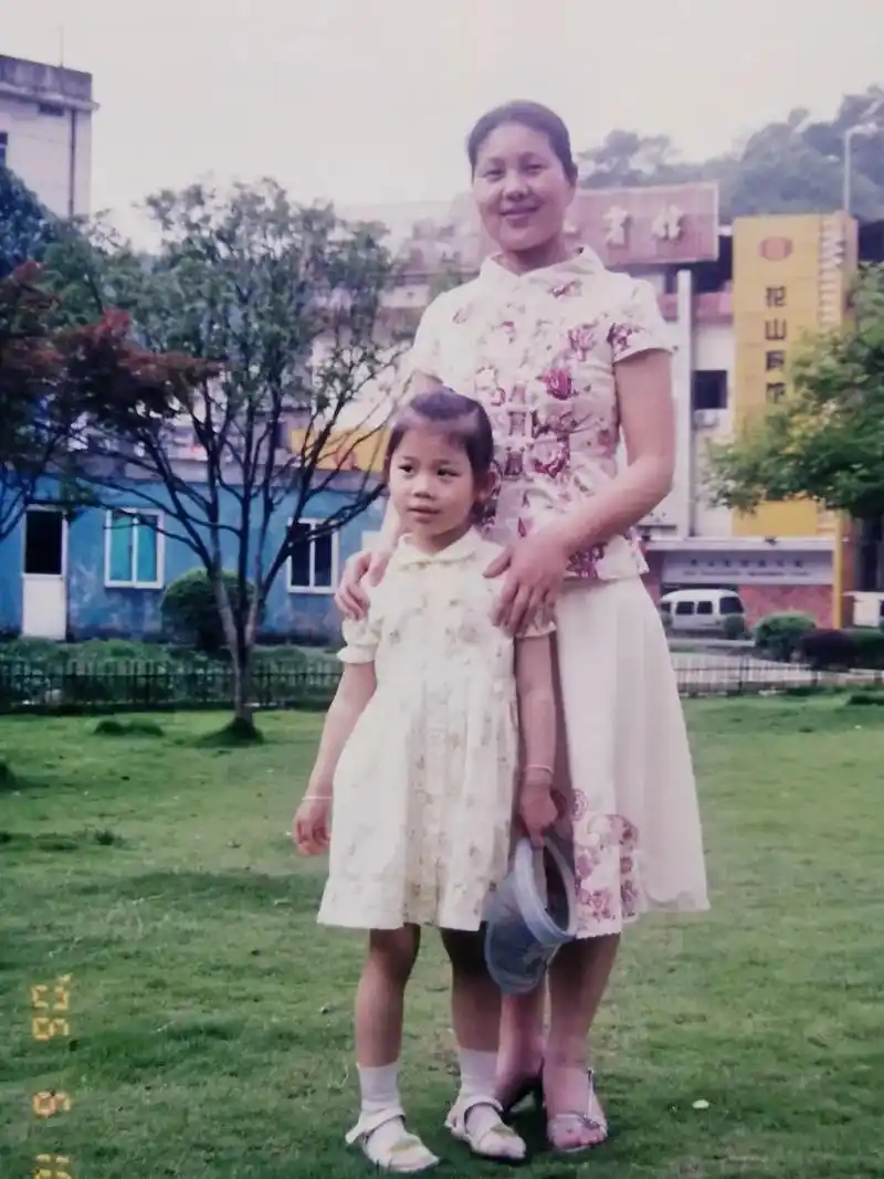 昨天母亲节,女儿问我要些老照片,翻看旧相册 ,不禁感慨:时光 - 抖音