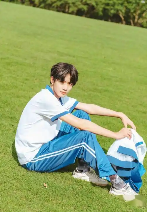 甘望星蓝白校服造型示范夏日减龄穿搭 变身帅气校草青春帅气无敌_写真